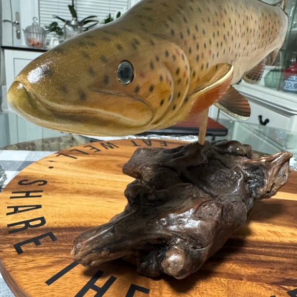 Vintage 1987 Handcrafted Brown Trout Sculpture on Driftwood Base! - Picture 8 of 11